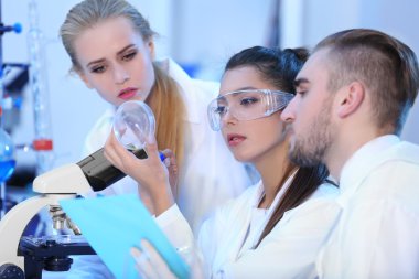 Tıbbi teknisyenler laboratuvarda çalışan