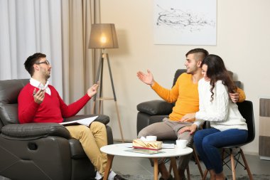 Aile psikolog ile genç Çift