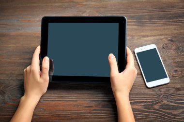 Tablet kullanarak eller