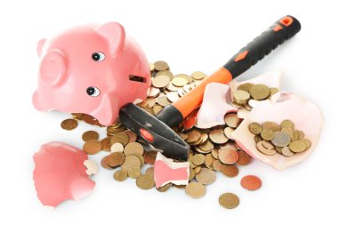 Kumbara çekiç tarafından ayrılır