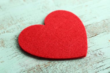 Kırmızı kalpler keçe 