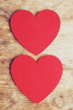 Kırmızı kalpler keçe