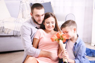 Anne için gül veren oğlu