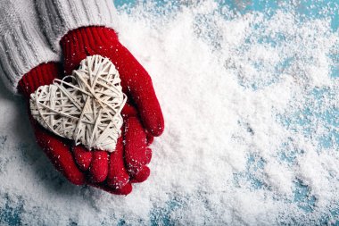 mittens dekoratif kalp ile elinde 