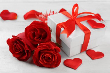 Hediye kutusu, gül çiçek ve dekoratif Kalpler