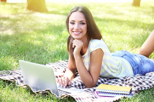 Beautiful young girl — Stock Photo, Image