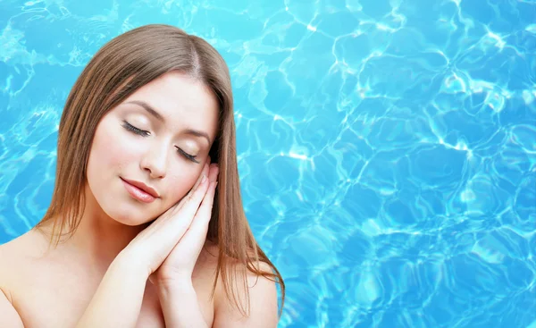 Mooie vrouw op natuurlijke achtergrond — Stockfoto