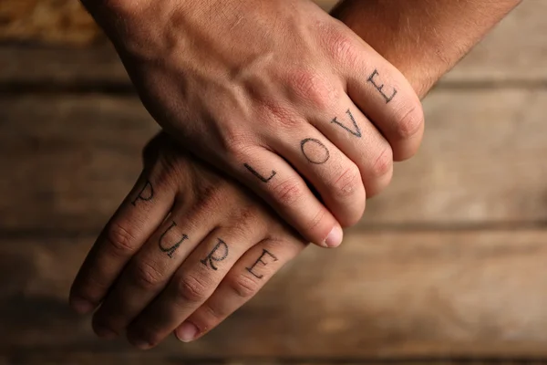 Надписи на мужских пальцах — стоковое фото