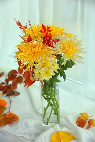 Piękny bukiet jesienne kwiaty chryzantemy, na parapecie — Zdjęcie stockowe