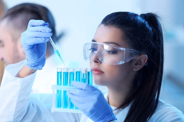 Técnicos médicos trabajando en laboratorio — Foto de Stock