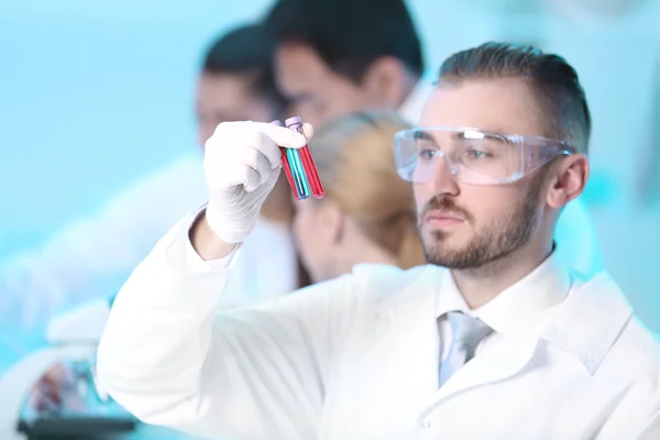 Técnicos médicos trabajando en laboratorio — Foto de Stock