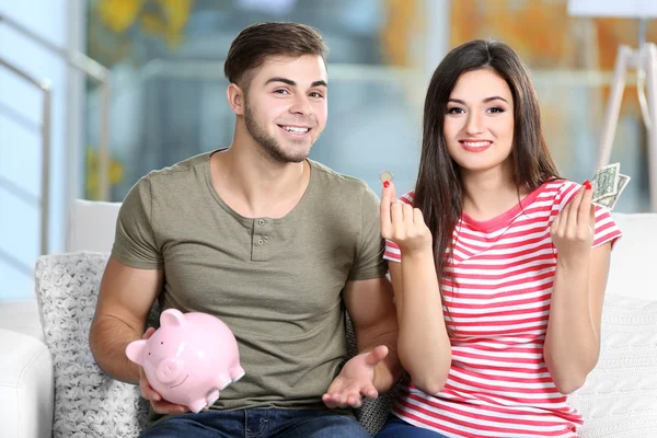 Pareja feliz contando dinero —  Fotos de Stock