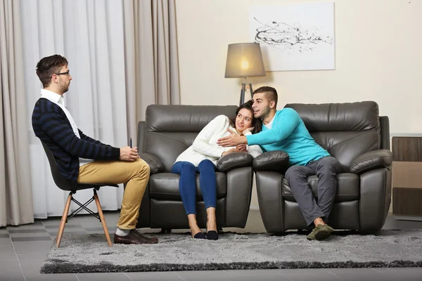 Casal jovem com psicólogo familiar — Fotografia de Stock