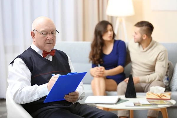 Jeune couple avec psychologue de famille — Photo