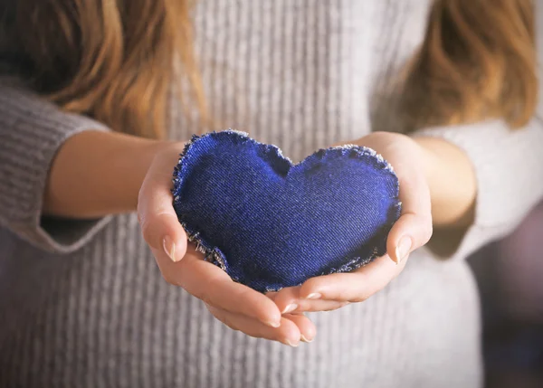 Cuori artigianali in mani femminili — Foto Stock