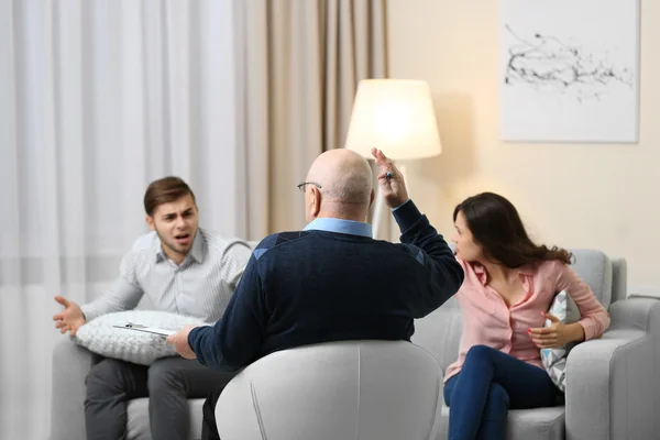 Pareja joven en psicólogo familiar — Foto de Stock