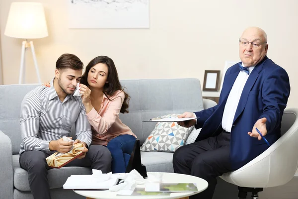 Pareja joven en psicólogo familiar — Foto de Stock