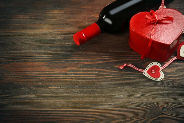 Şarap şişesi ve hediye kutusu — Stok fotoğraf