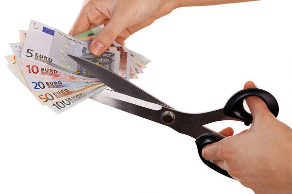 Руки с ножницами резки евро
