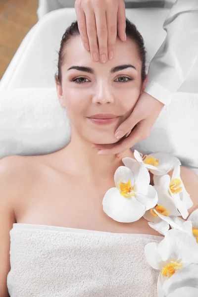 Mujer relajante con masaje facial — Foto de Stock