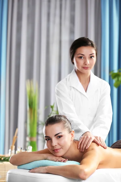 Mulher relaxante com massagem nas mãos — Fotografia de Stock