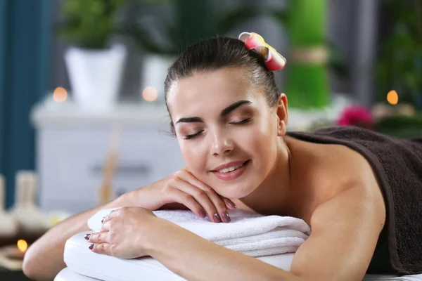 Mujer lista para masaje de spa — Foto de Stock