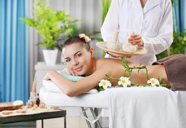 Mulher relaxante com massagem nas mãos — Fotografia de Stock