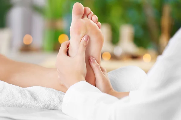 Donna rilassante con massaggio alle gambe — Foto Stock