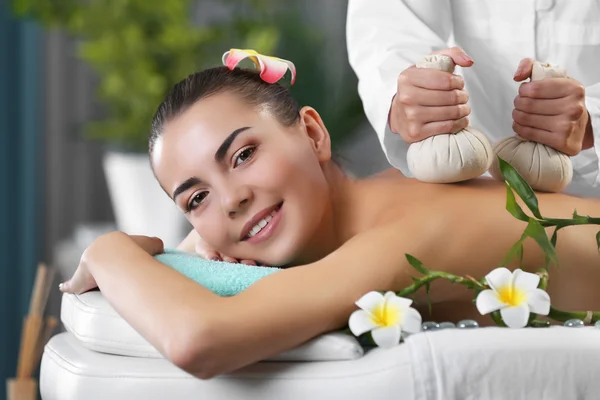 Mulher relaxante com massagem nas mãos — Fotografia de Stock