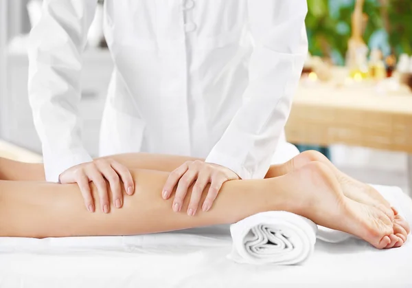 Donna rilassante con massaggio alle gambe — Foto Stock