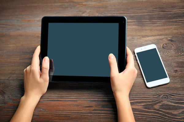 Hands using tablet — Stock Photo, Image