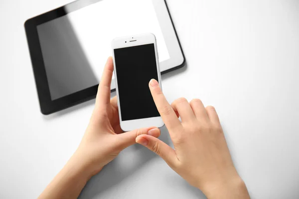 Hands using mobile phone — Stock Photo, Image