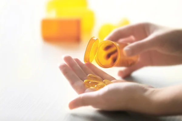Capsules renversées de la bouteille de pilule — Photo