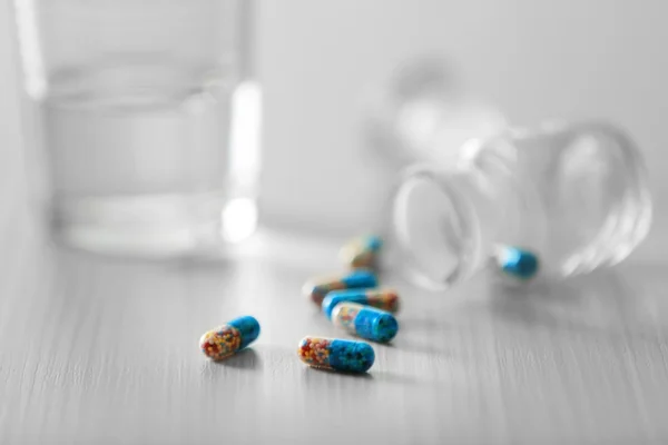 Capsules gemorst uit pil fles — Stockfoto