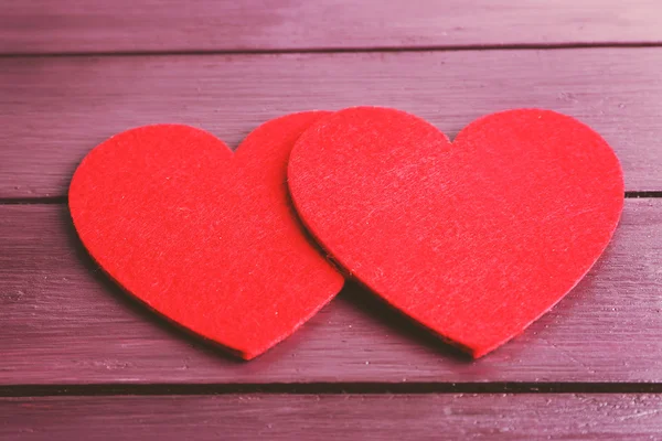 Coração de feltro vermelho — Fotografia de Stock