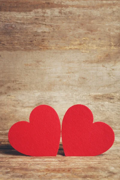 Kırmızı kalpler keçe — Stok fotoğraf