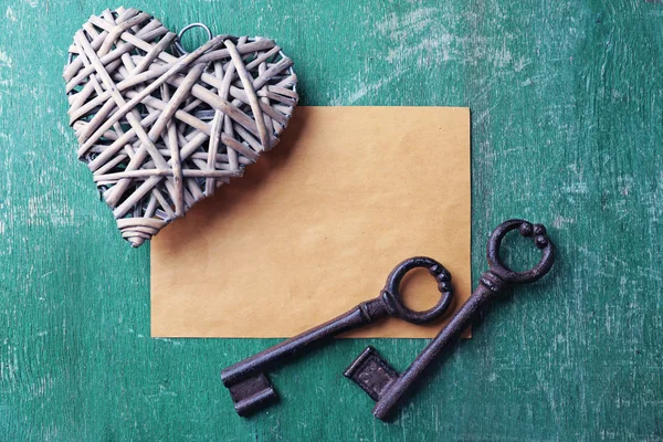 Dekoratif kalp ile eski anahtar taşı — Stok fotoğraf