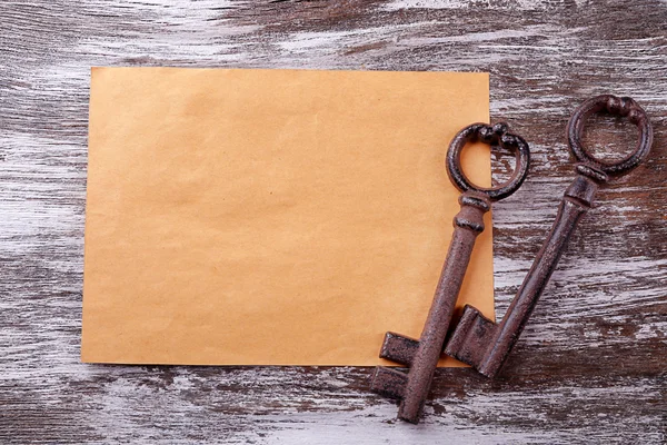 Old keys with empty sheet of paper — Stock Photo, Image