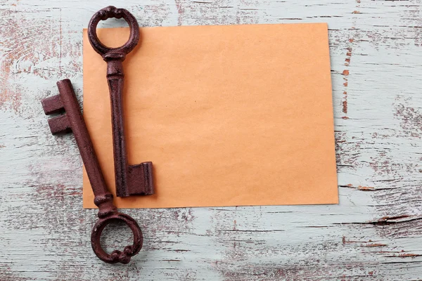 Alte Schlüssel mit leerem Blatt Papier — Stockfoto