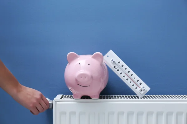 Mão ajustando a temperatura no radiador . — Fotografia de Stock