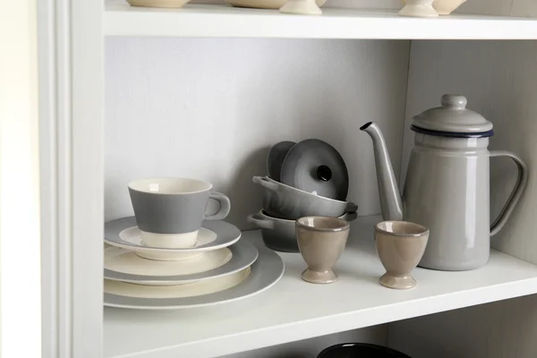 Tableware berwarna-warni di rak — Stok Foto