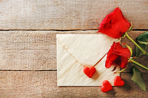 Όμορφο τριαντάφυλλο με δώρο κάρτα — Φωτογραφία Αρχείου