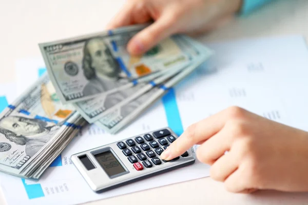 Woman counting money — Stock Photo, Image