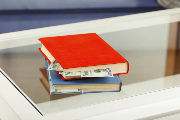 Bücher mit versteckten Dollarnoten — Stockfoto