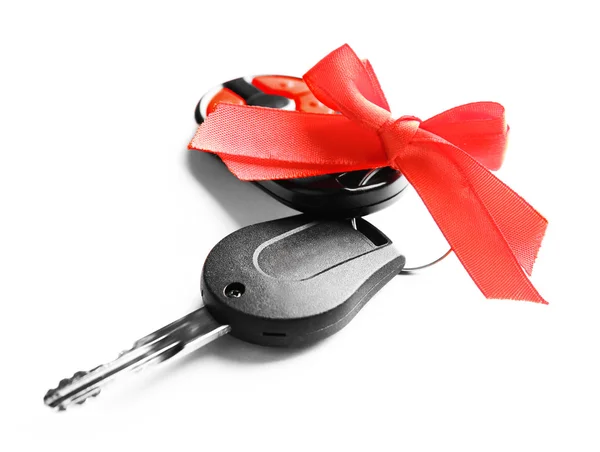 Hediyelik araba anahtarları kırmızı yay ile — Stok fotoğraf