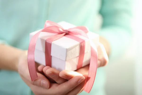 Hände, die ein schönes kleines Geschenk halten — Stockfoto