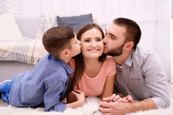 Familia Feliz Acostado Alfombra Lado Del Sofá Habitación — Foto de Stock