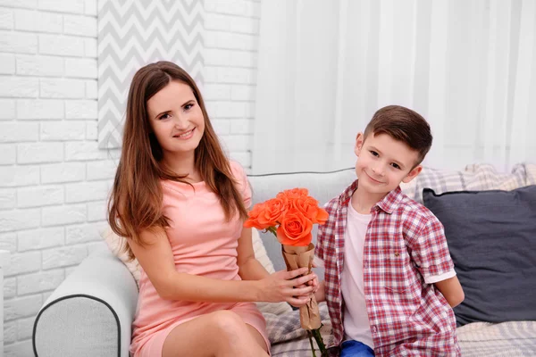 Hijo dando rosas para la madre — Foto de Stock