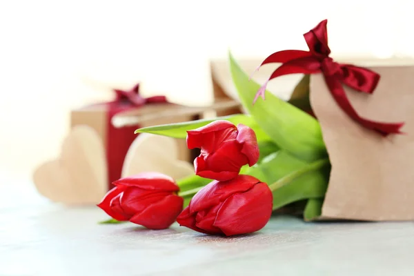 Schöne romantische Komposition mit Blumen — Stockfoto