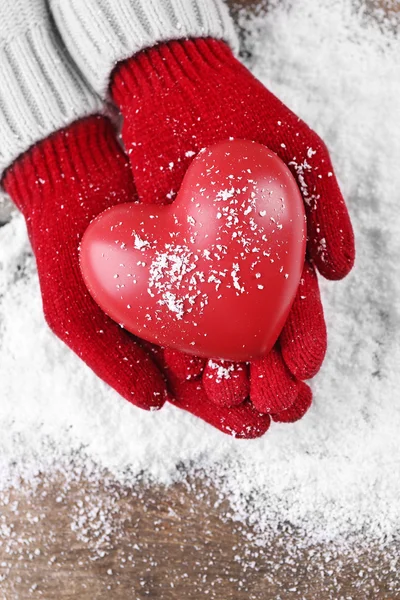 Рукавички в рукавичках з декоративним серцем — стокове фото